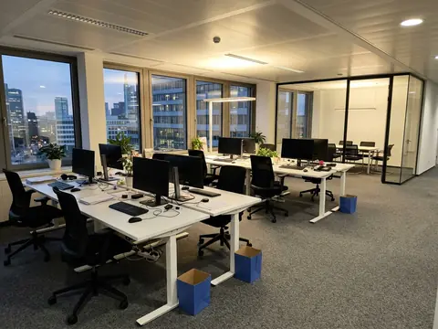 Beispielfoto im Chat: Großraumbüro mit Teppichboden am Abend